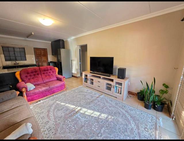 2 BEDROOM PROPERTY TO RENT IN GOLF PARK